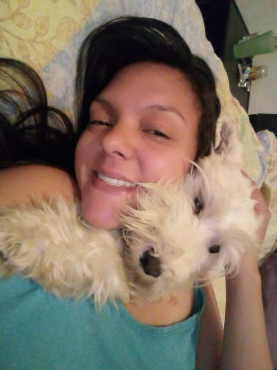 Ángela Quintero y su mascota Loktar