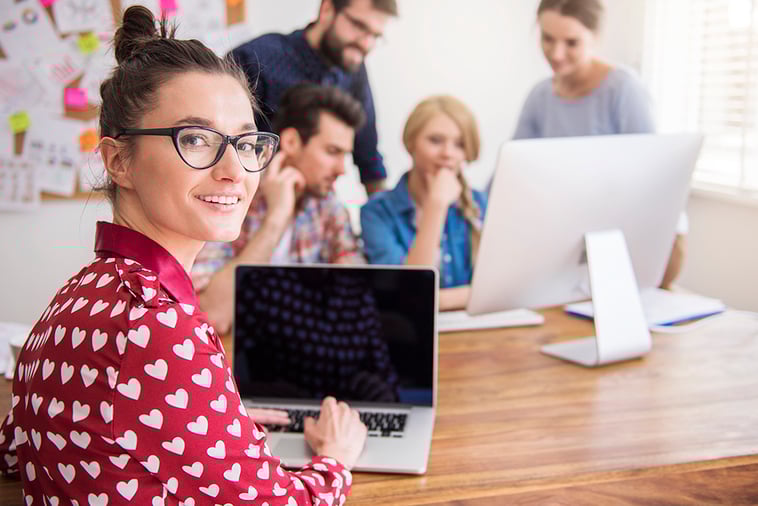 Equipo dando la retroalimentación en un ambiente laboral