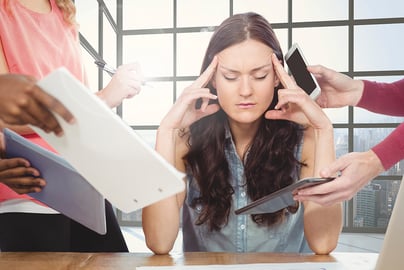 Una talento agotada y con estrés laboral