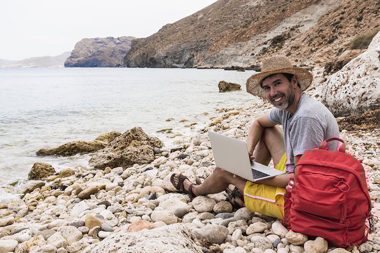 talento IT haciendo trabajo remoto en la playa